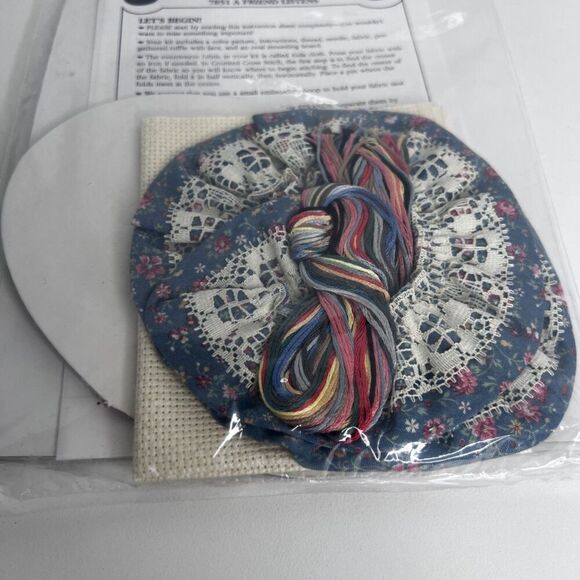 Stitchables NEW VTG Counted Cross Stitch Kit-A Friend Listens-Ruffled Oval - Picture 7 of 7